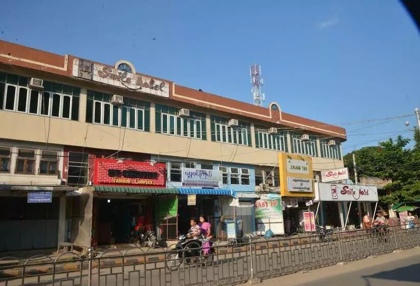Smile Motel