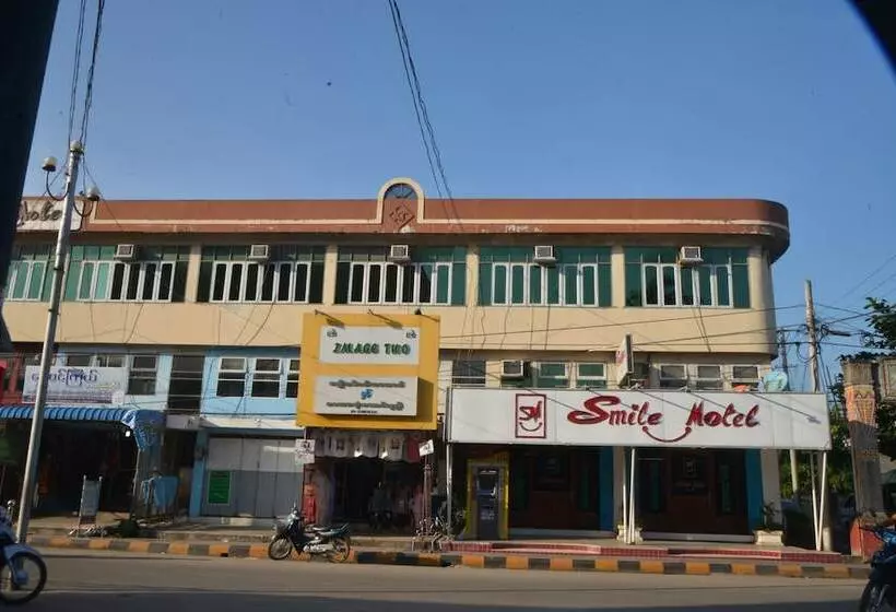 Smile Motel