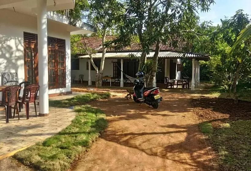 Aamiaismajoitus (B&B) Sasmika Villa Surf And Yoga Hostel