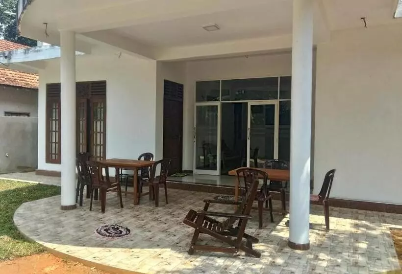 Aamiaismajoitus (B&B) Sasmika Villa Surf And Yoga Hostel