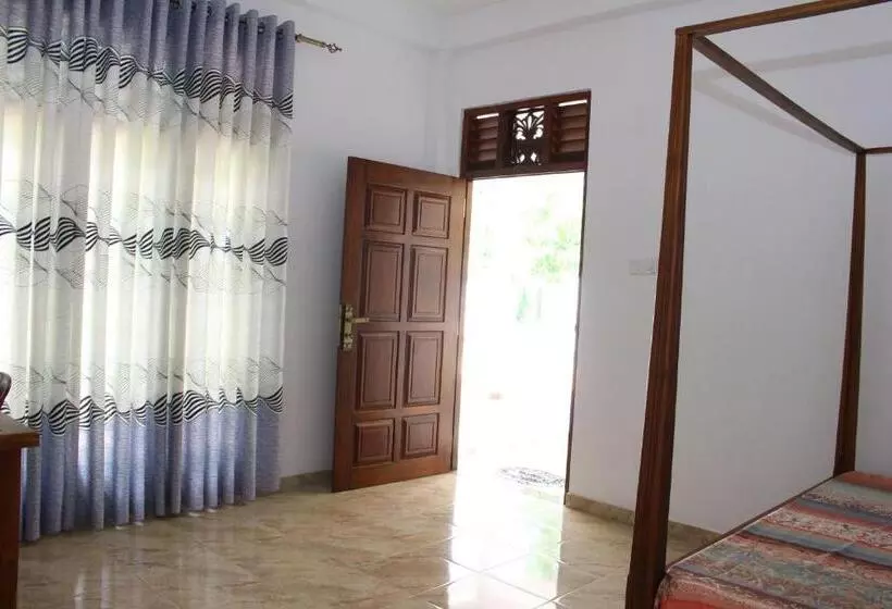 Aamiaismajoitus (B&B) Sasmika Villa Surf And Yoga Hostel