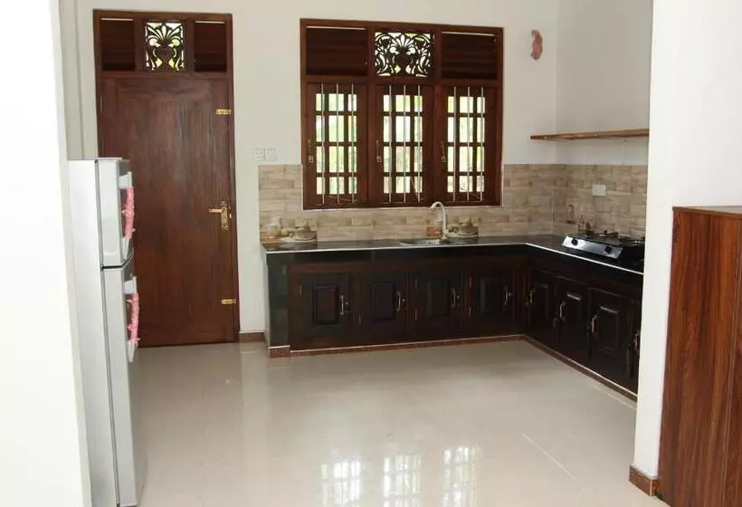 Aamiaismajoitus (B&B) Sasmika Villa Surf And Yoga Hostel