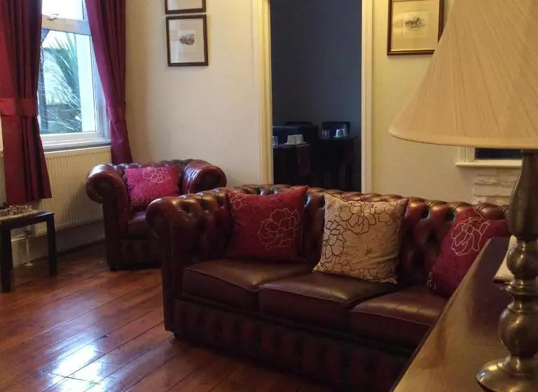 Aamiaismajoitus (B&B) The Olivers Guest House