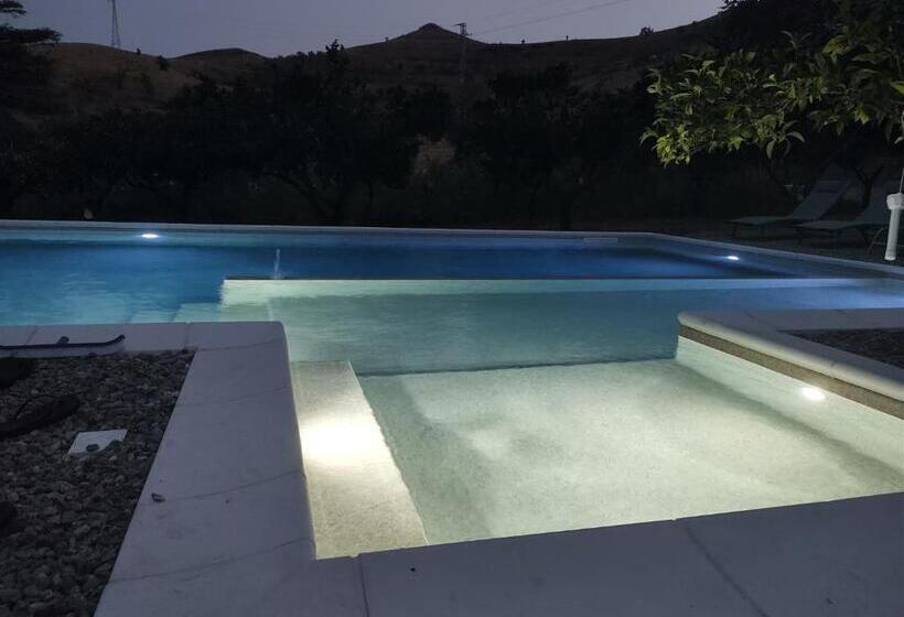 هتل Villa La Cucullera