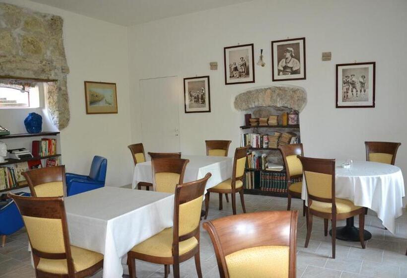 هتل Villa La Cucullera