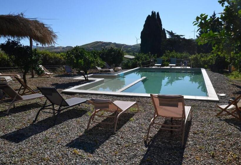 هتل Villa La Cucullera