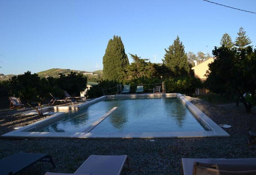 هتل Villa La Cucullera