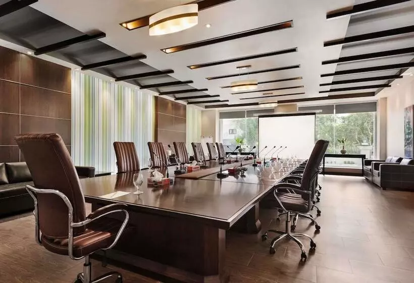 ホテル Ramada By Wyndham Karachi Creek