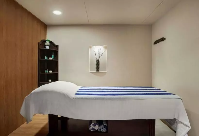 ホテル Ramada By Wyndham Karachi Creek