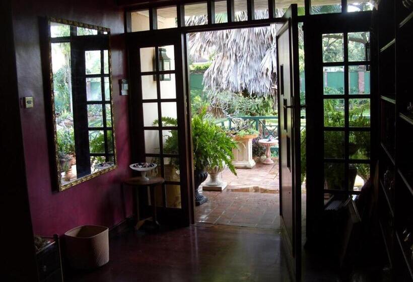 تختخواب و صبحانه 12 Fleetwood