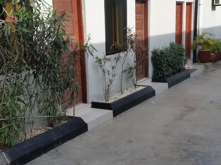 تختخواب و صبحانه Raha Leo Inn