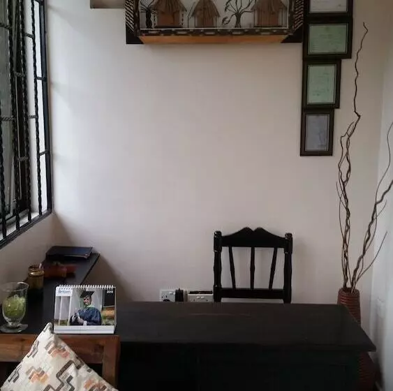 تختخواب و صبحانه Raha Leo Inn