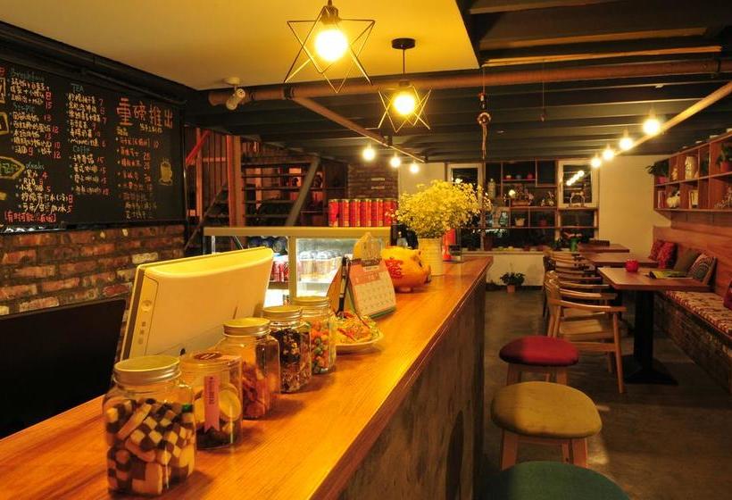 He Huang Memory Youth Hostel