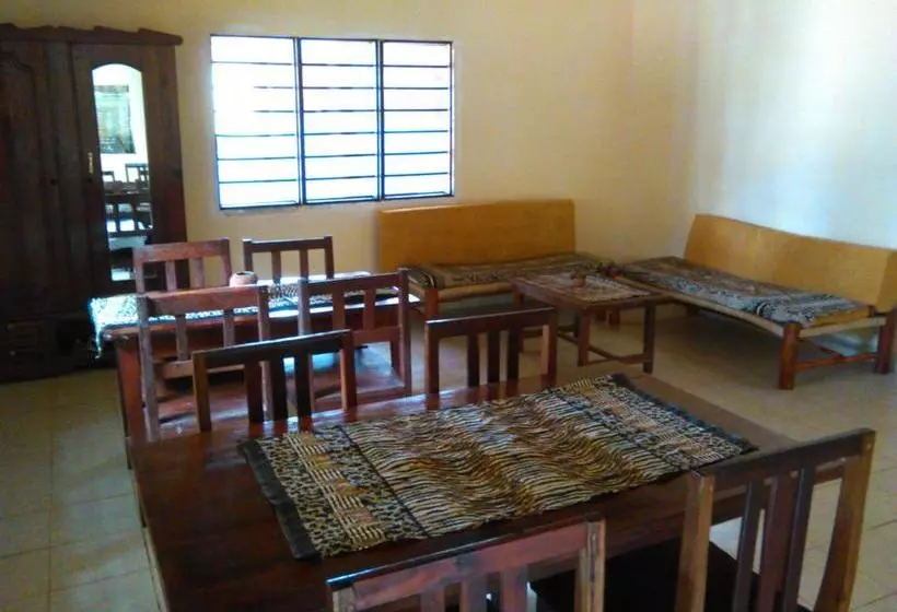 Aamiaismajoitus (B&B) Mama Njoe Lodge