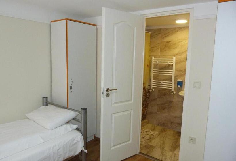 Center Hostel And Guest House