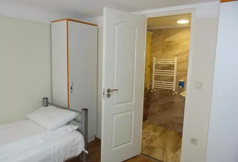Center Hostel And Guest House