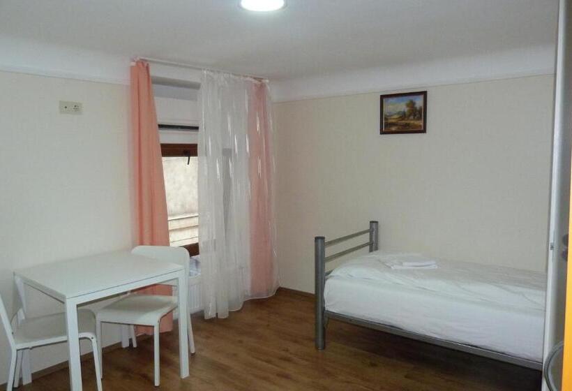 Center Hostel And Guest House