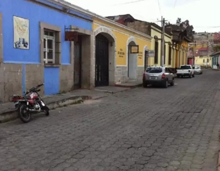 Hostal El Colibri   Hostel