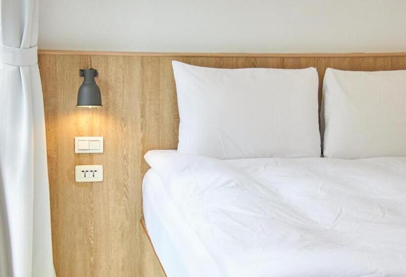 Owlstay Flip Flop Hostel Garden