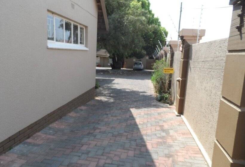 بنسيون African Sky Guest House