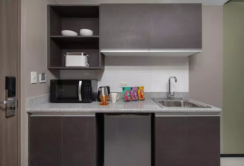 هتل The Suites At Torre Lorenzo Malate - Managed By The Ascott Limited