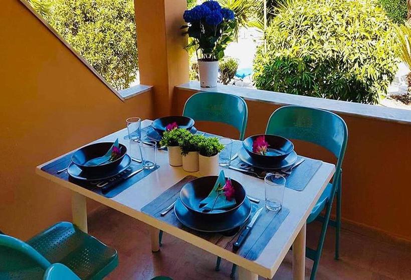 ホテル Mary Helen Apartments