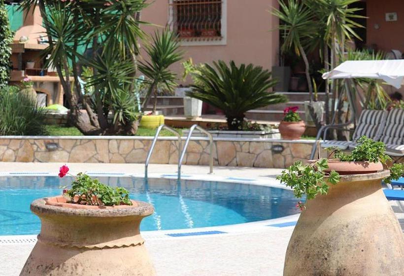 ホテル Mary Helen Apartments