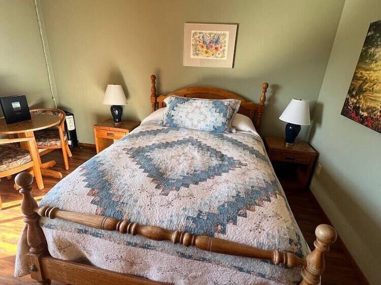 Отель Ocean Cove Lodge Bar & Grill