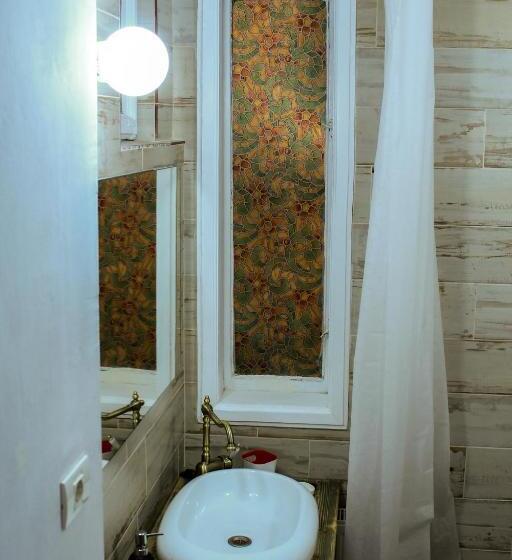 هاستل Cloud 9 Living