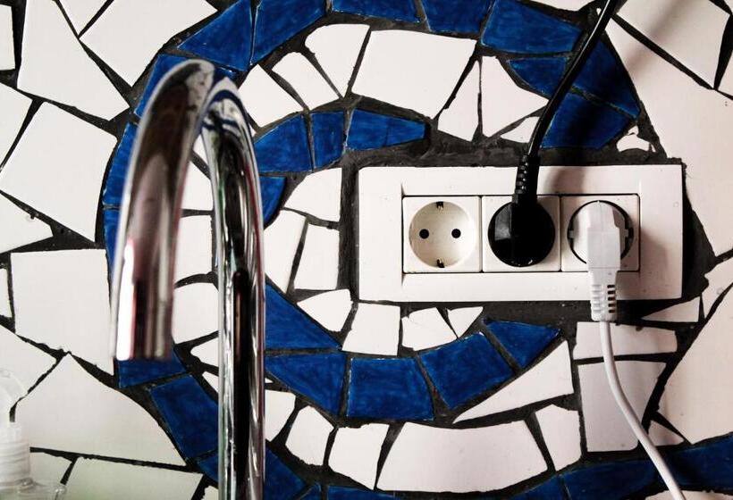 هاستل Cloud 9 Living