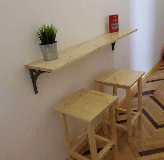 هاستل Cloud 9 Living