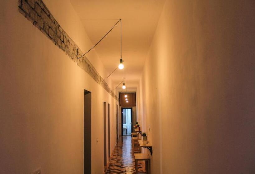 هاستل Cloud 9 Living