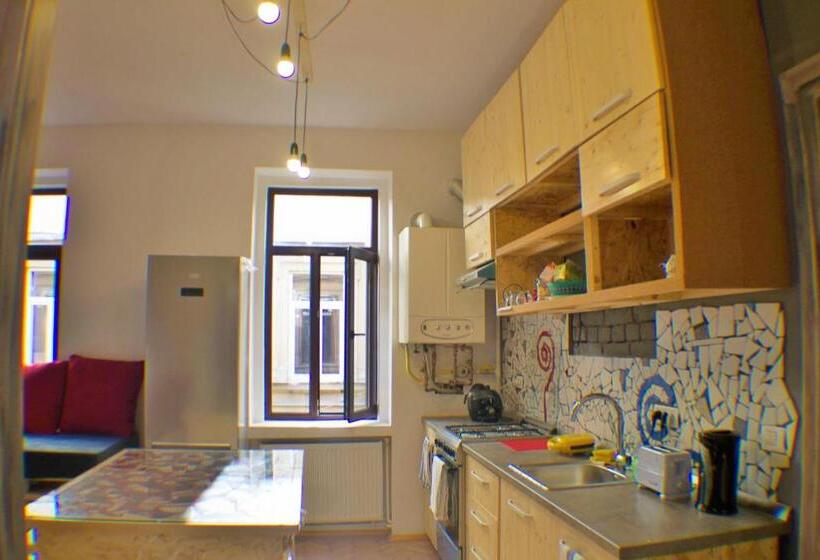 هاستل Cloud 9 Living