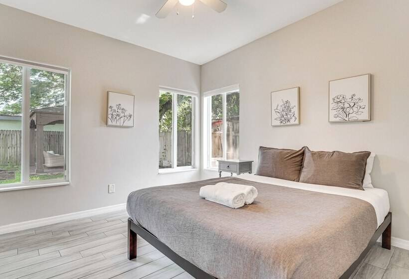 Ft Lauderdale Home: Ideal For Work, Leisure & Fun!