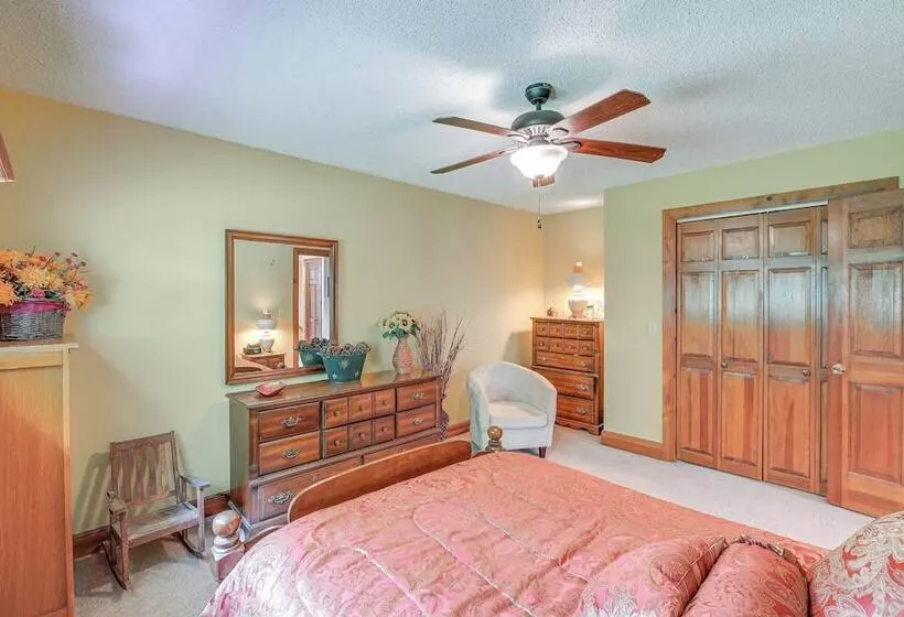 Peaceful Bluff City Retreat W/ Fire Pit & Grill