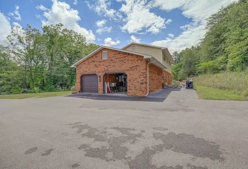 Peaceful Bluff City Retreat W/ Fire Pit & Grill