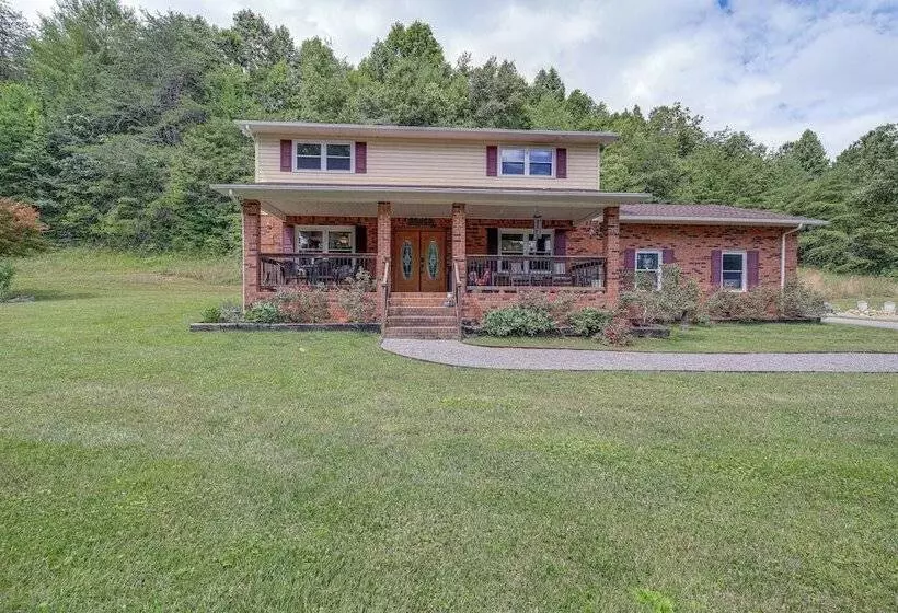 Peaceful Bluff City Retreat W/ Fire Pit & Grill