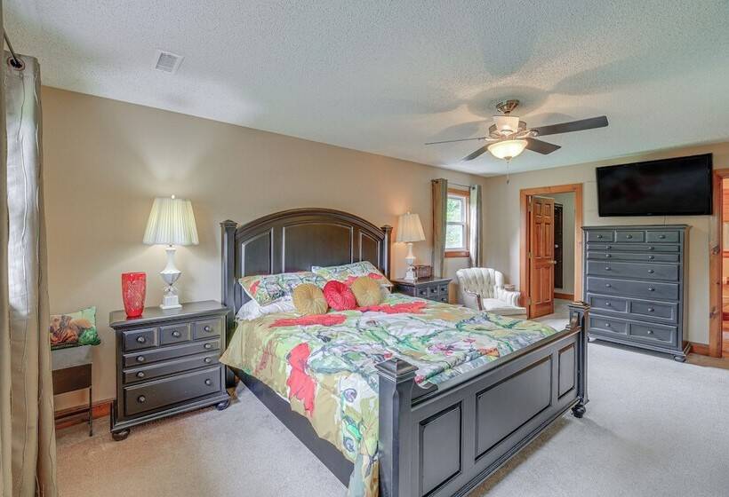 Peaceful Bluff City Retreat W/ Fire Pit & Grill