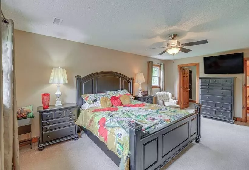 Peaceful Bluff City Retreat W/ Fire Pit & Grill