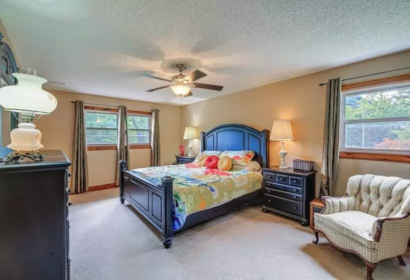 Peaceful Bluff City Retreat W/ Fire Pit & Grill