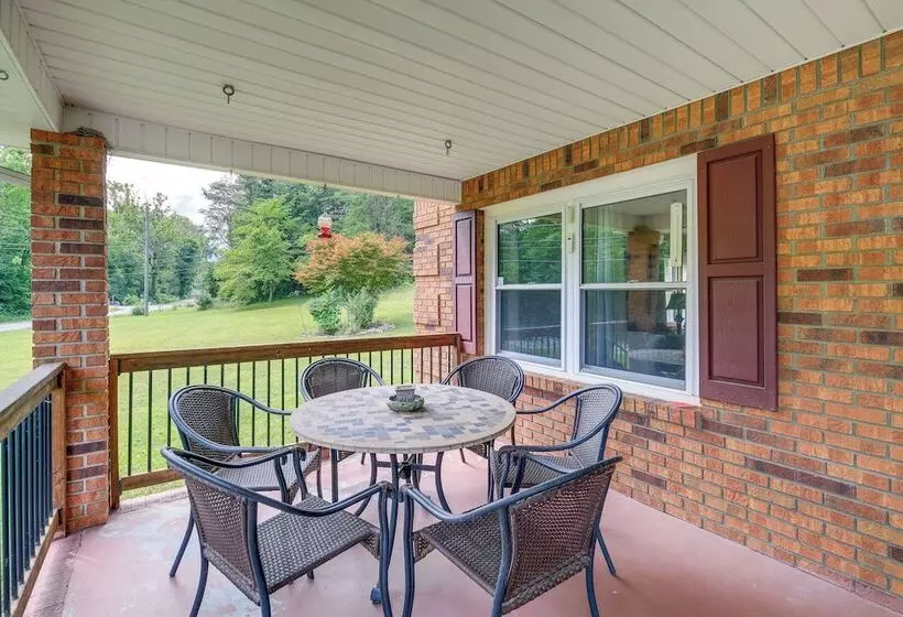 Peaceful Bluff City Retreat W/ Fire Pit & Grill