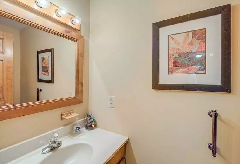 Peaceful Bluff City Retreat W/ Fire Pit & Grill