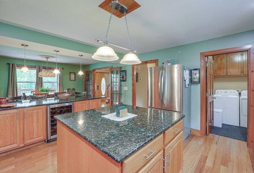 Peaceful Bluff City Retreat W/ Fire Pit & Grill