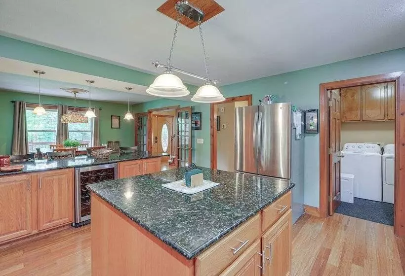 Peaceful Bluff City Retreat W/ Fire Pit & Grill