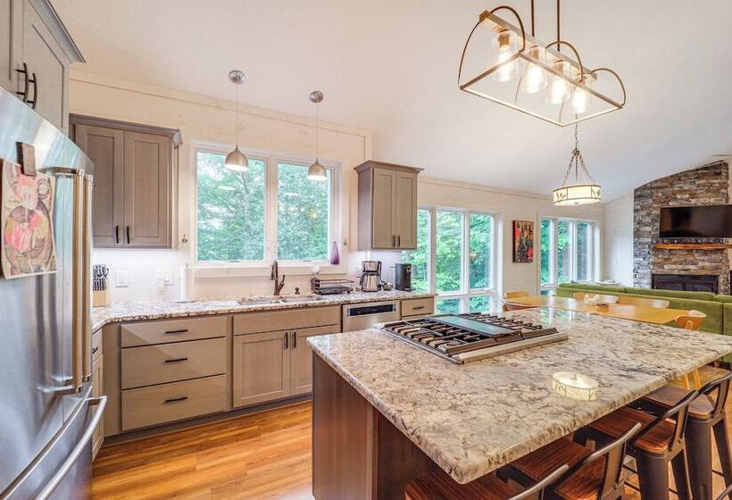 Pet Friendly West Jefferson Home W/ River View!