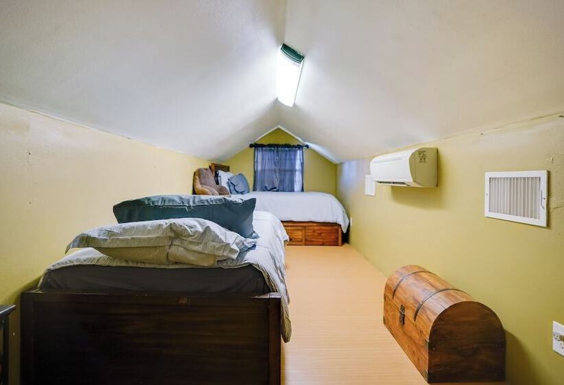 Hot Tub & Outdoor Kitchen: Ransom Canyon Paradise