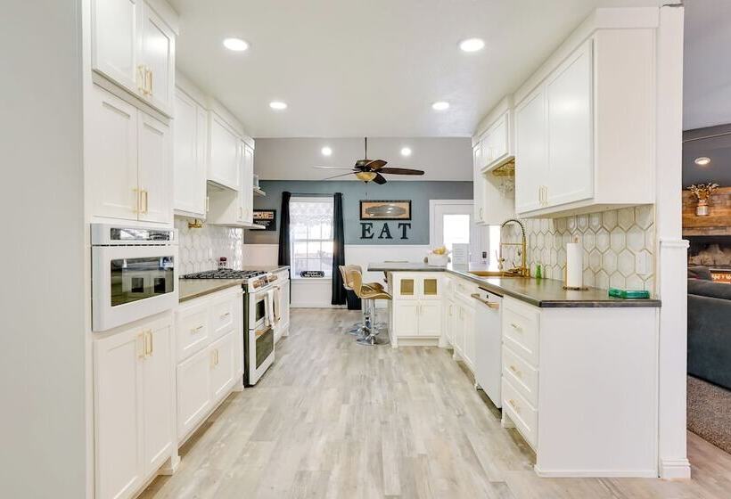 Hot Tub & Outdoor Kitchen: Ransom Canyon Paradise