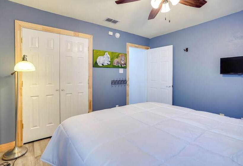 Hot Tub & Outdoor Kitchen: Ransom Canyon Paradise