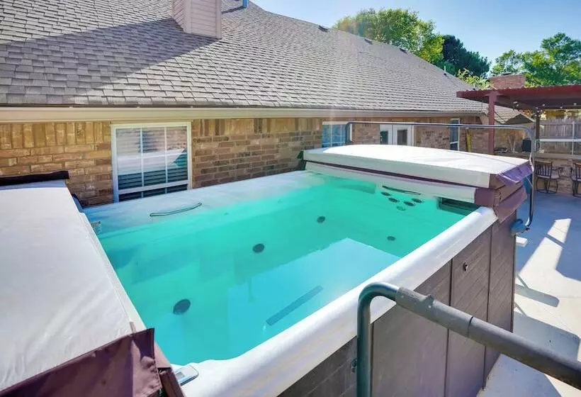 Hot Tub & Outdoor Kitchen: Ransom Canyon Paradise