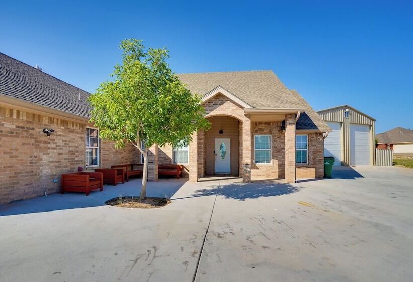 Hot Tub & Outdoor Kitchen: Ransom Canyon Paradise